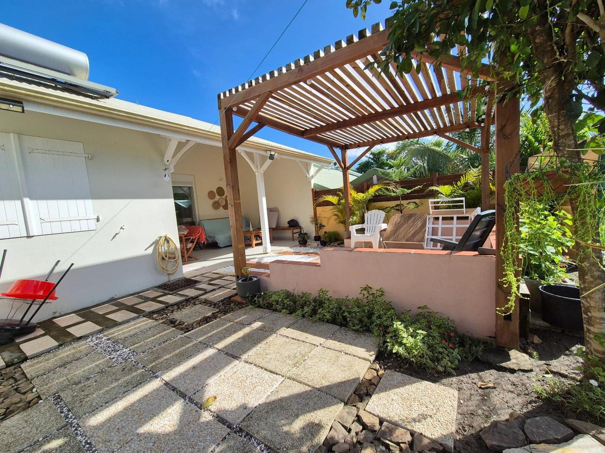 Maison Charmante A Sainte-Anne Avec Jardin Et Pergola En Bois. Ngoại thất bức ảnh